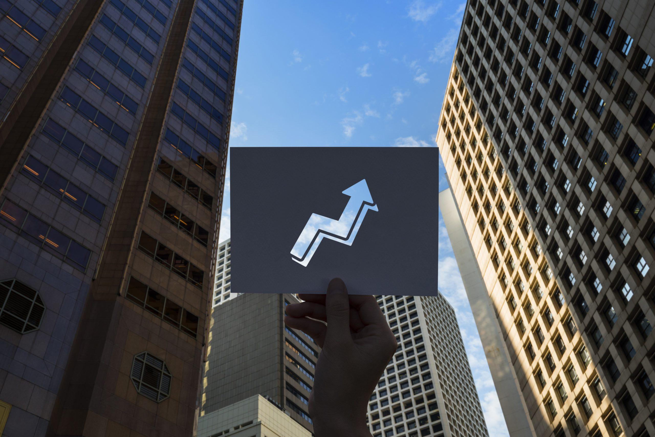 Business growth arrow graph symbolizing leadership, financial success, and goal achievement for contractors coached by ELITE Mastermind